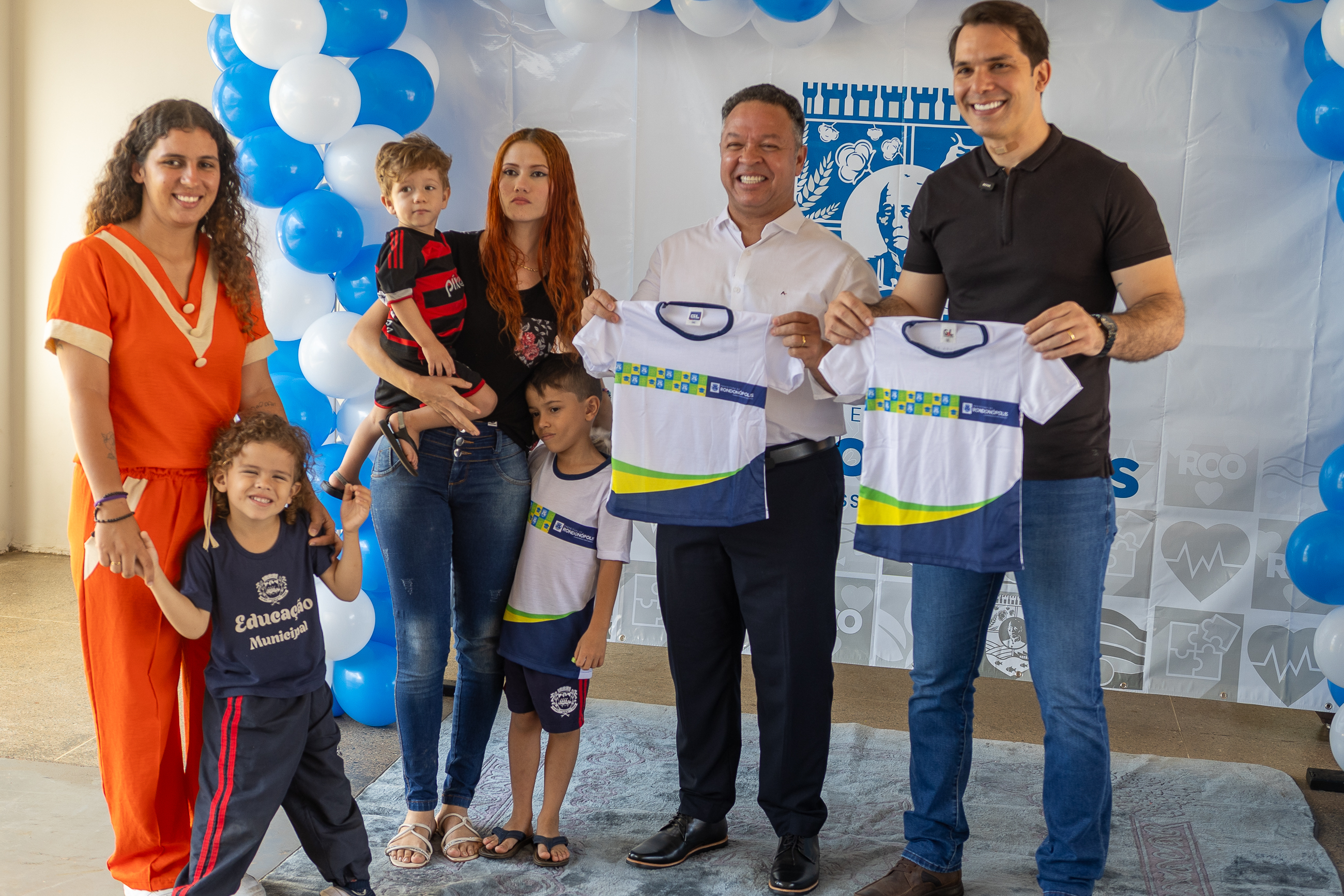 Prefeito e secretário fazem entrega simbólica de uniformes que estão sendo distribuídos na rede municipal