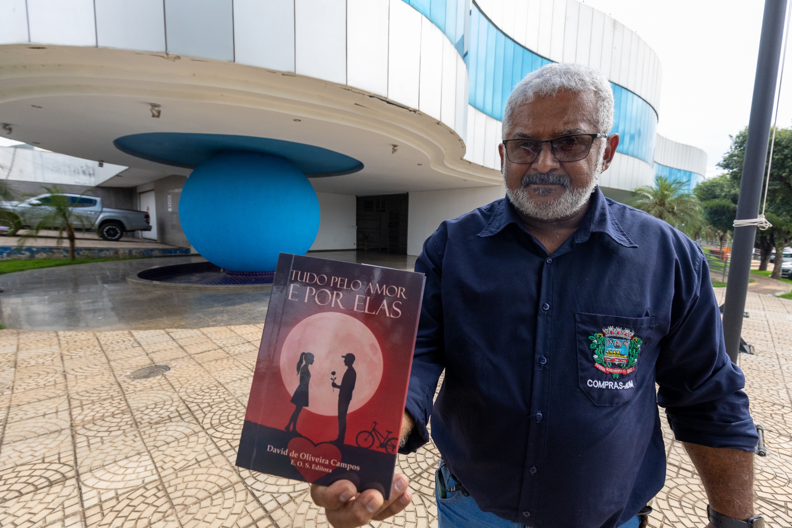 Servidor municipal realiza sonho de lançar livro de poesias