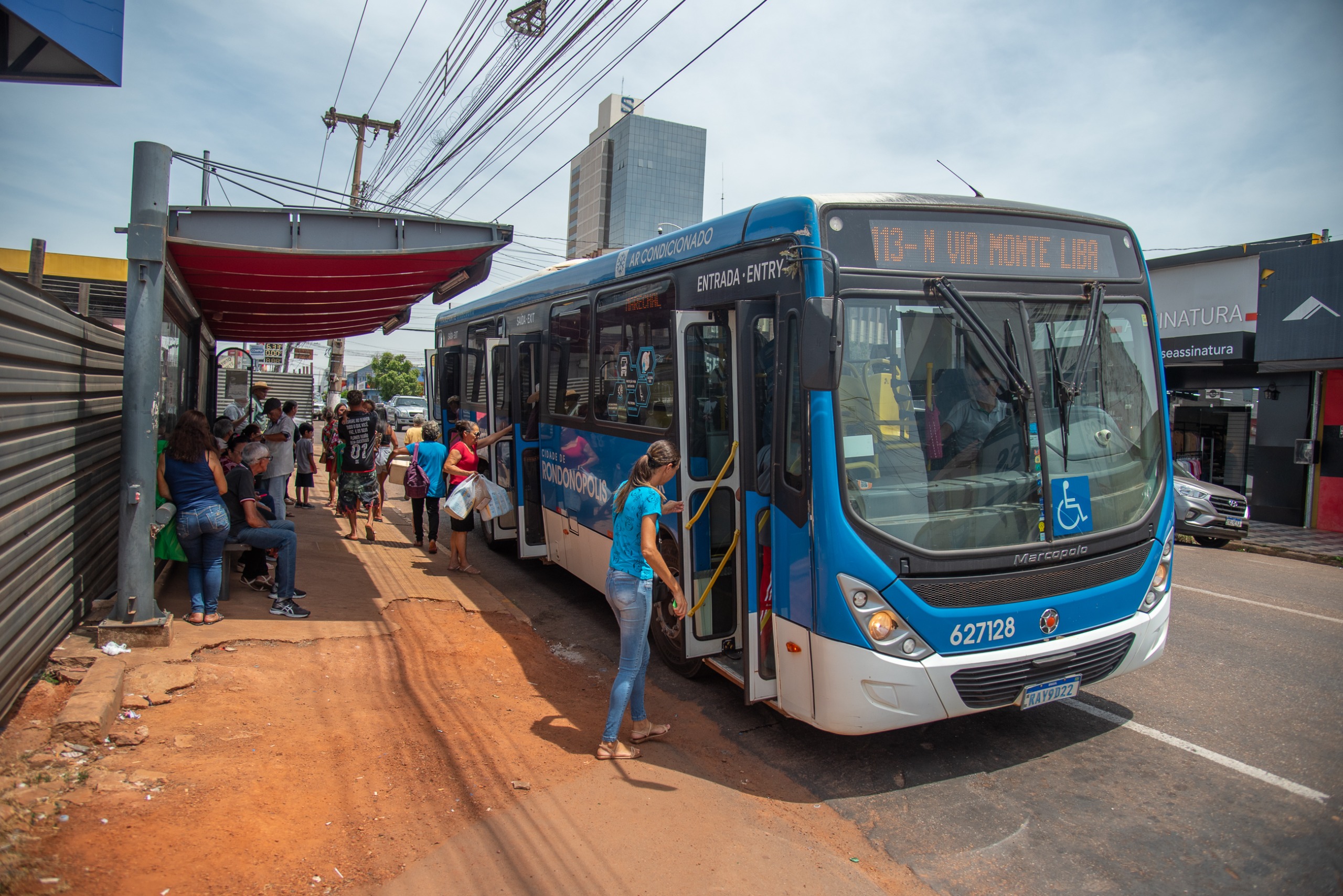 Prefeito decreta ônibus de graça para fomentar comércio no período natalino