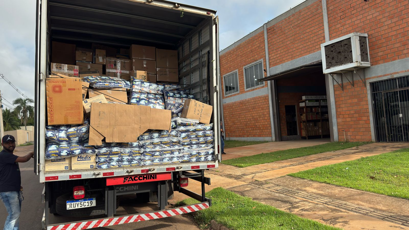 Gestão municipal reforça saúde com nova remessa de insumos essenciais