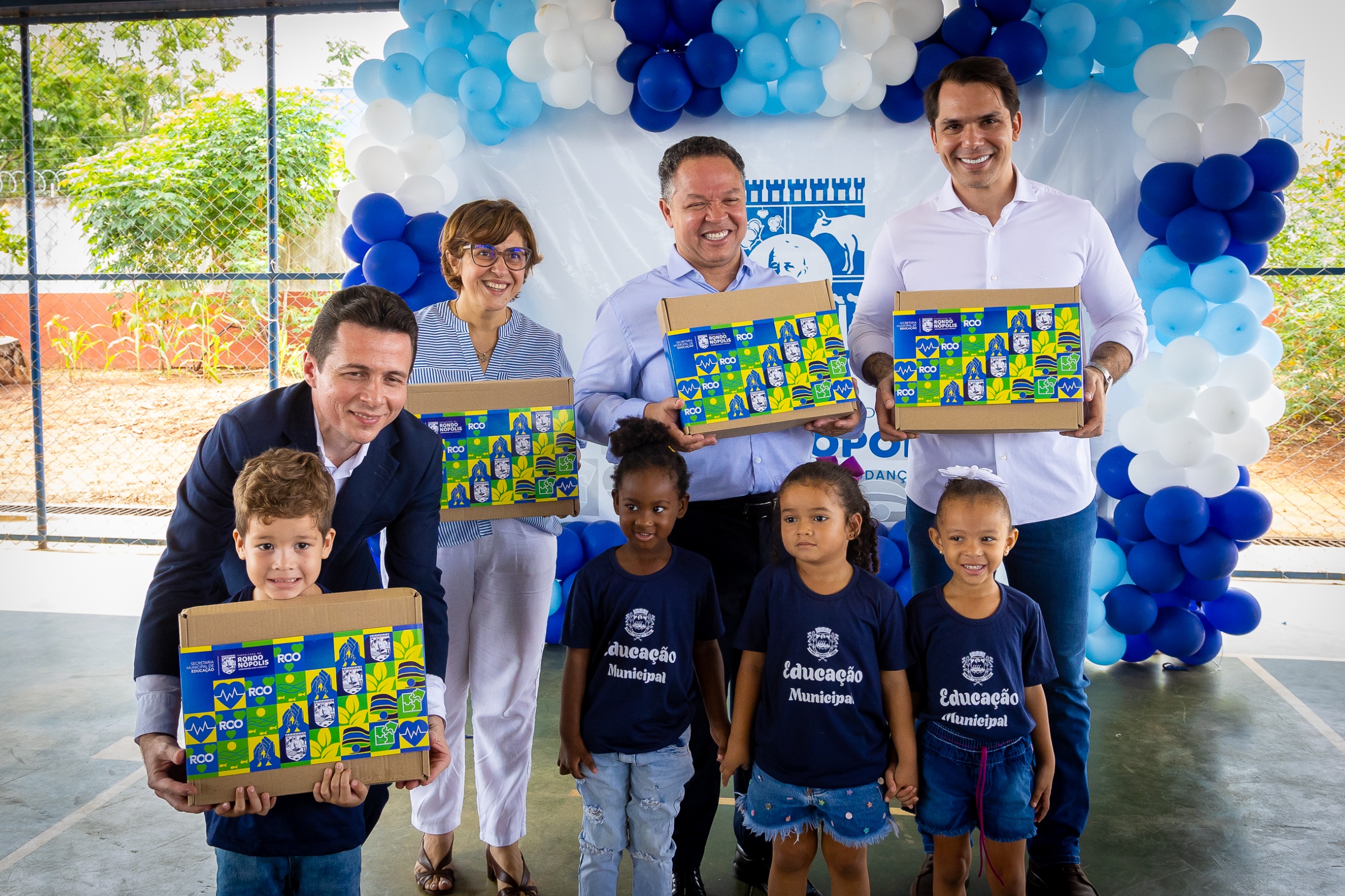Prefeito participa de entrega do novo material didático estruturado para as escolas municipais