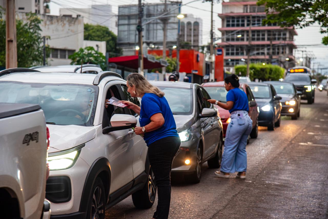 Equipe do CAPS AD realiza panfletagem contra uso de álcool e drogas