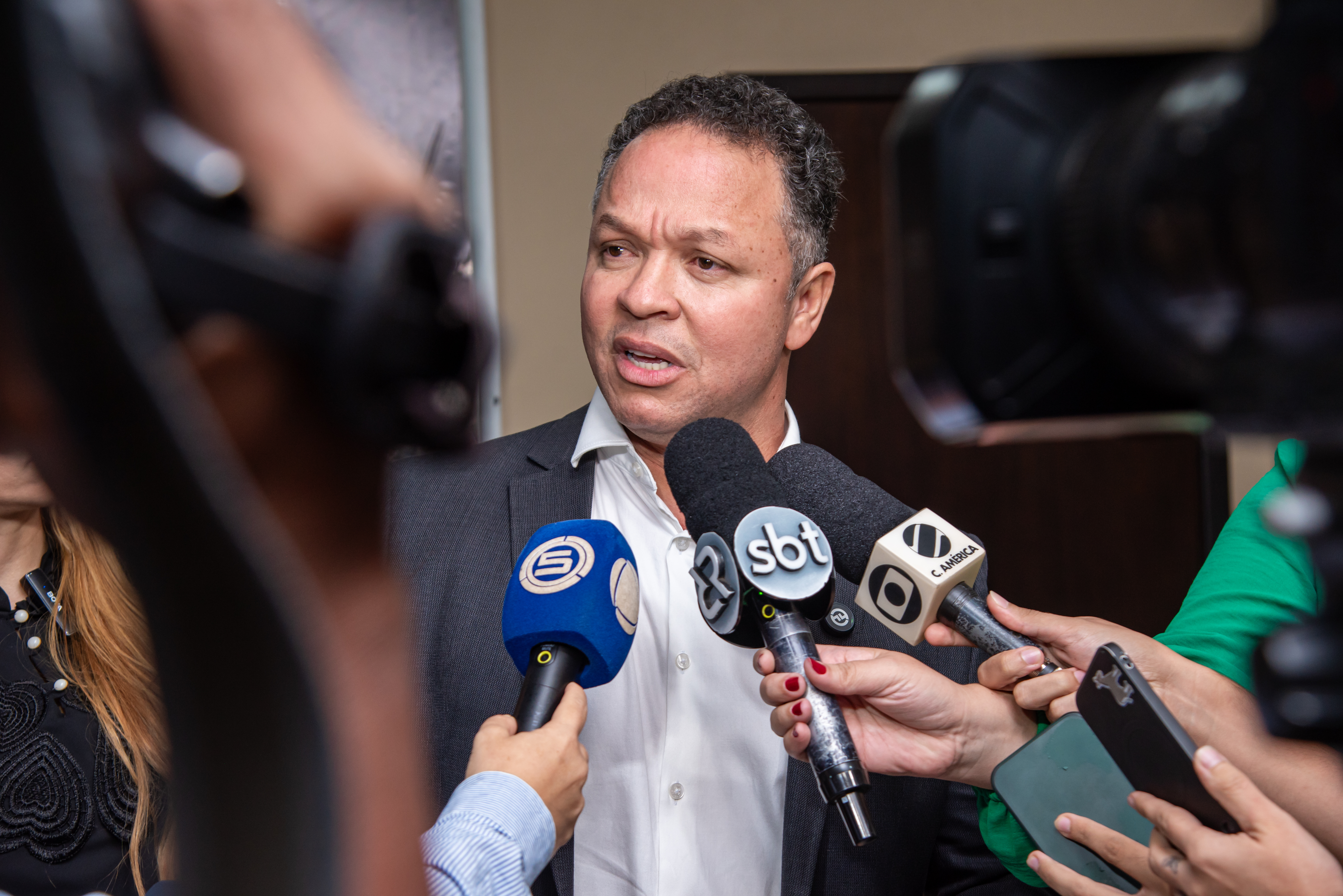 Prefeito anuncia pagamento de R$ 12 milhões atrasados para terceirizadas