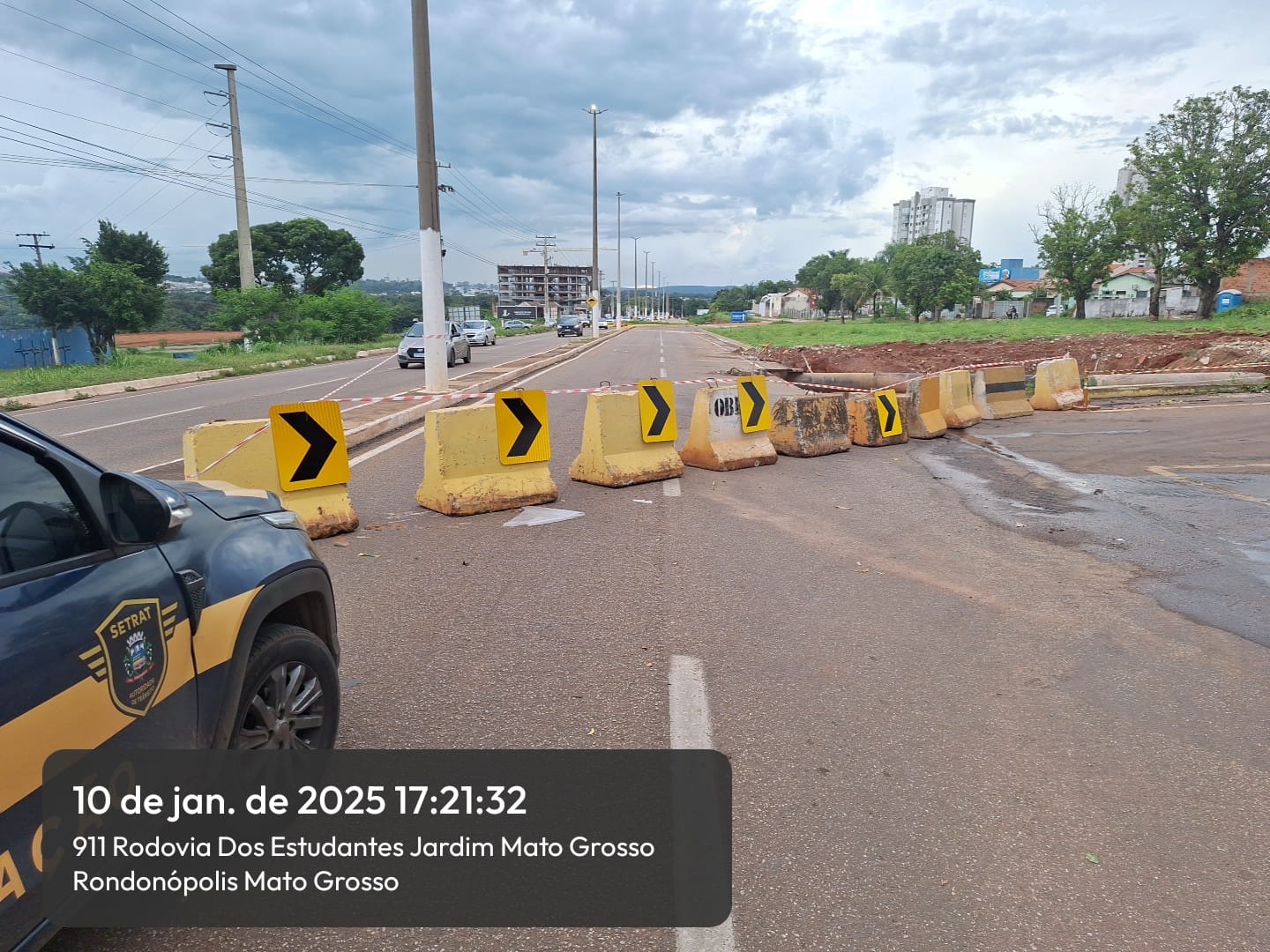 Sinalização indica interdição na Avenida dos Estudantes