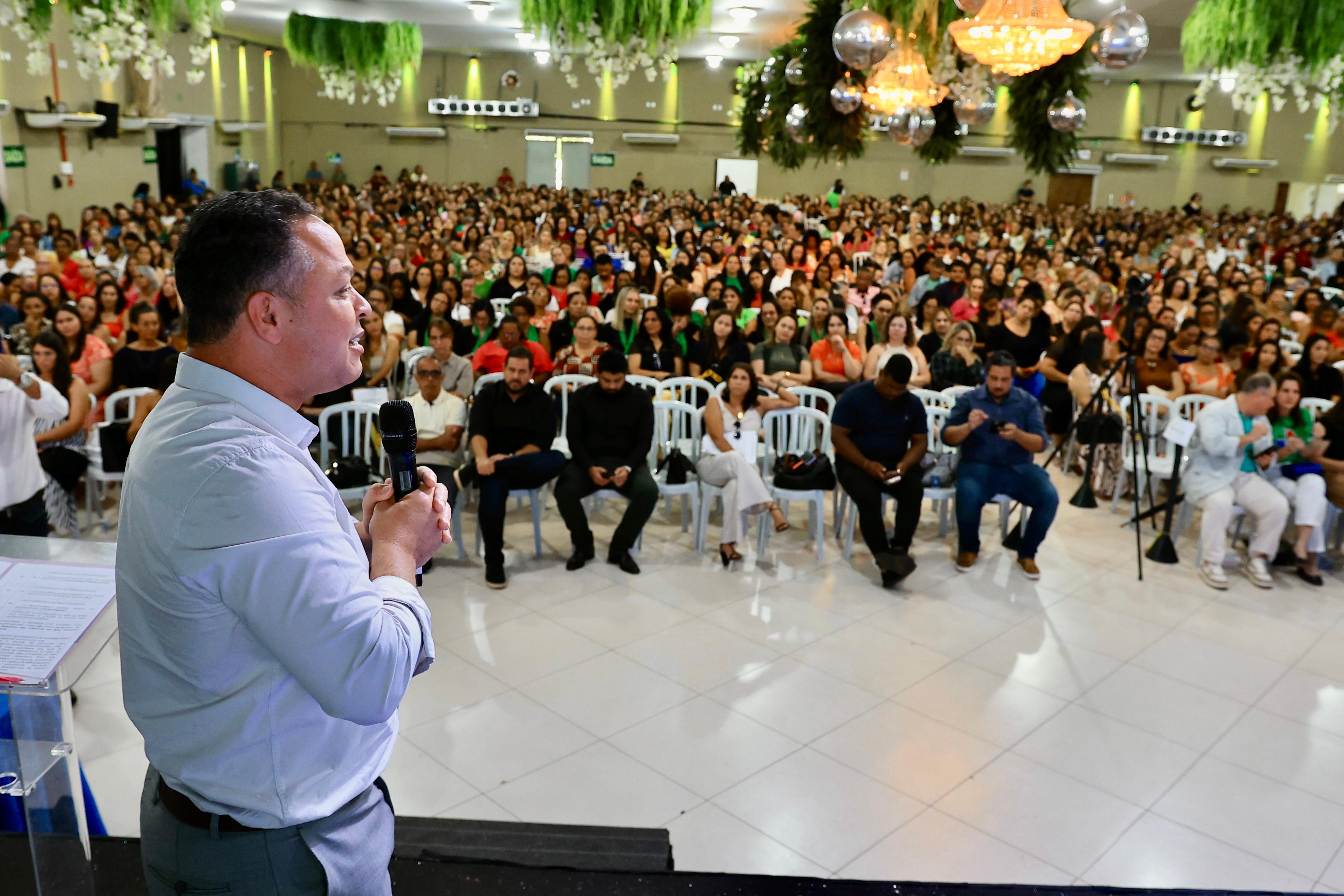 Prefeito e secretário recepcionam servidores da educação em evento