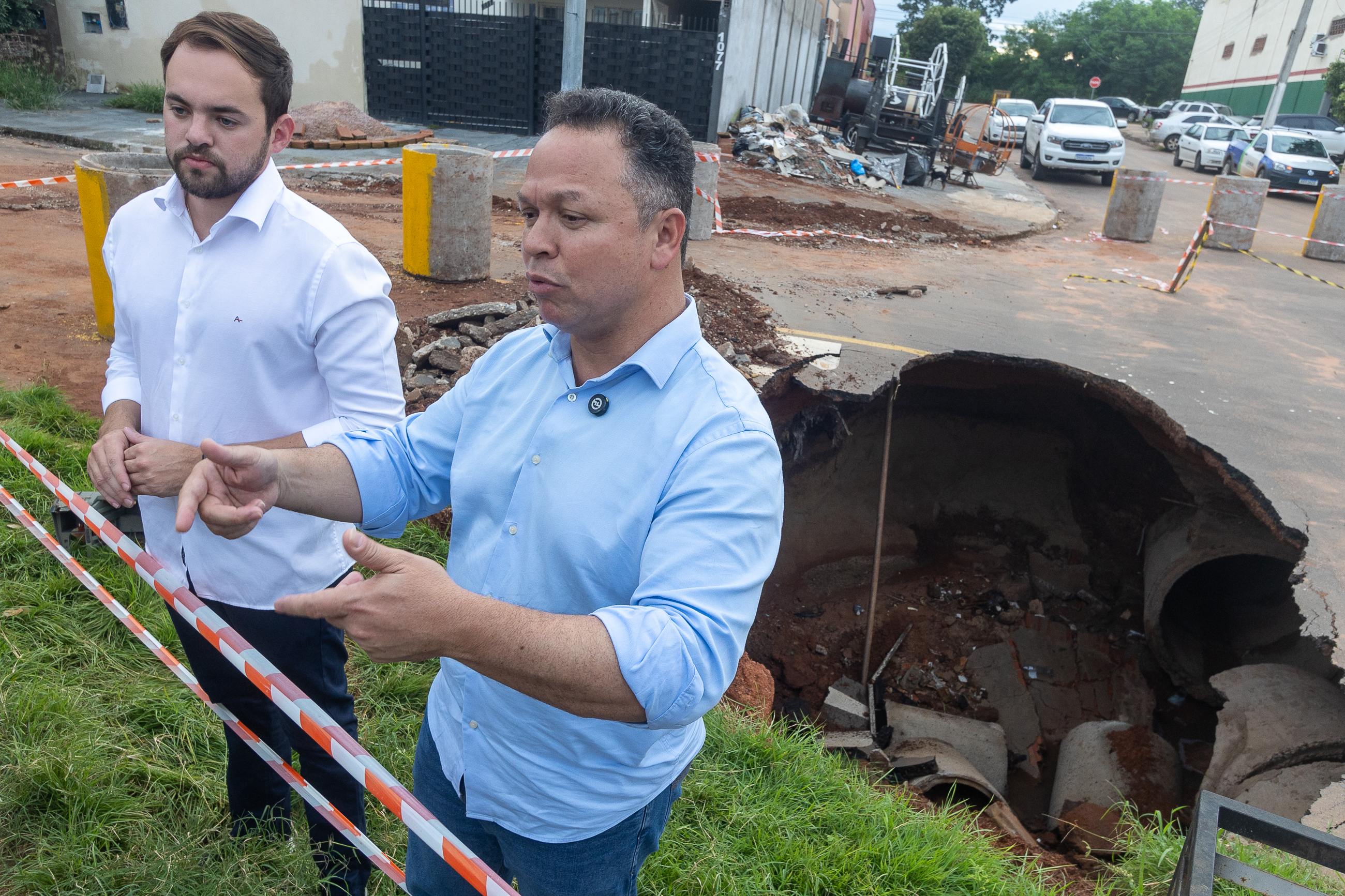 Chuva forte abre cratera no Jardim América. Motoristas devem optar por outras rotas