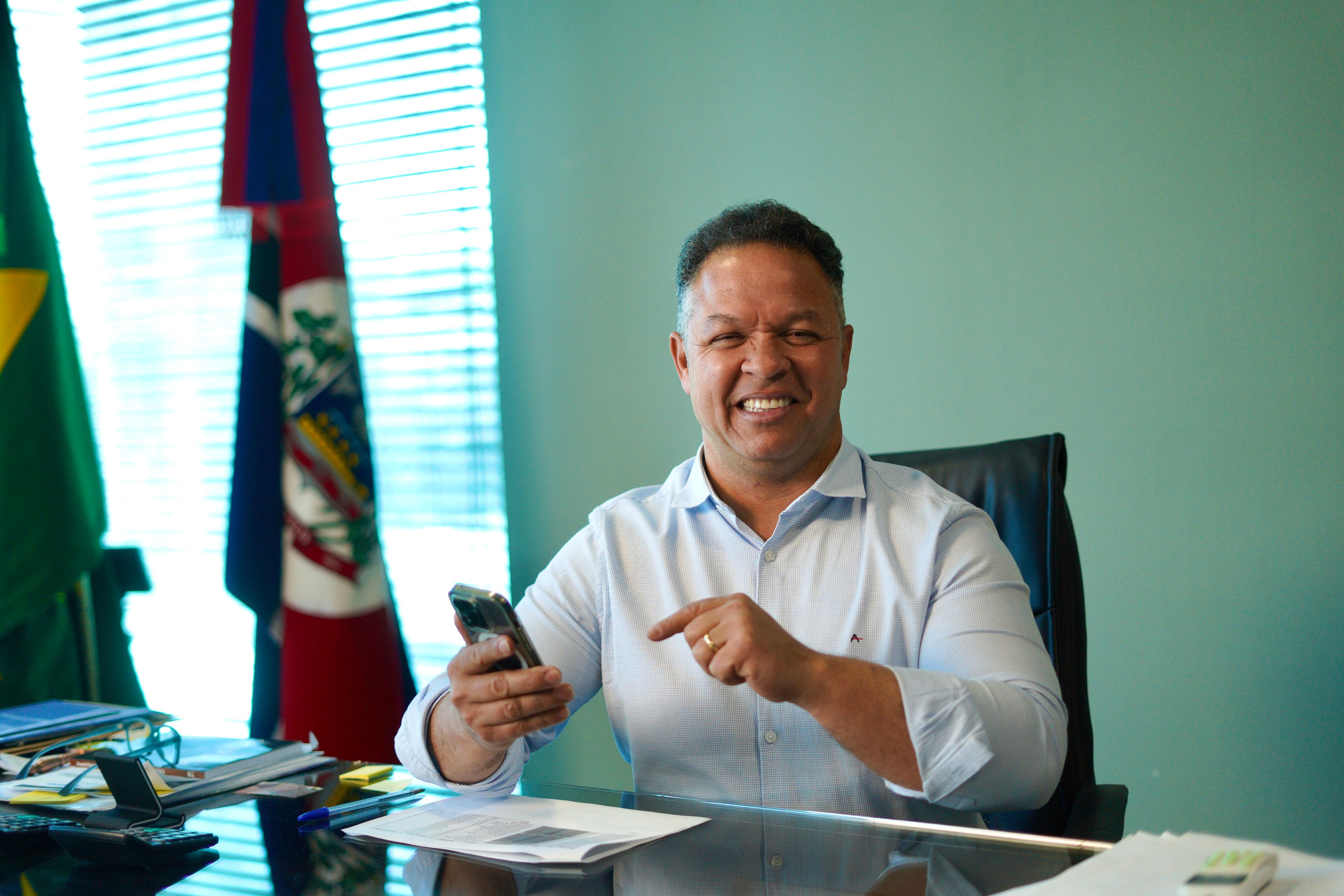 Prefeito Cláudio Ferreira lança aplicativo "Rondonópolis na Palma da Mão”