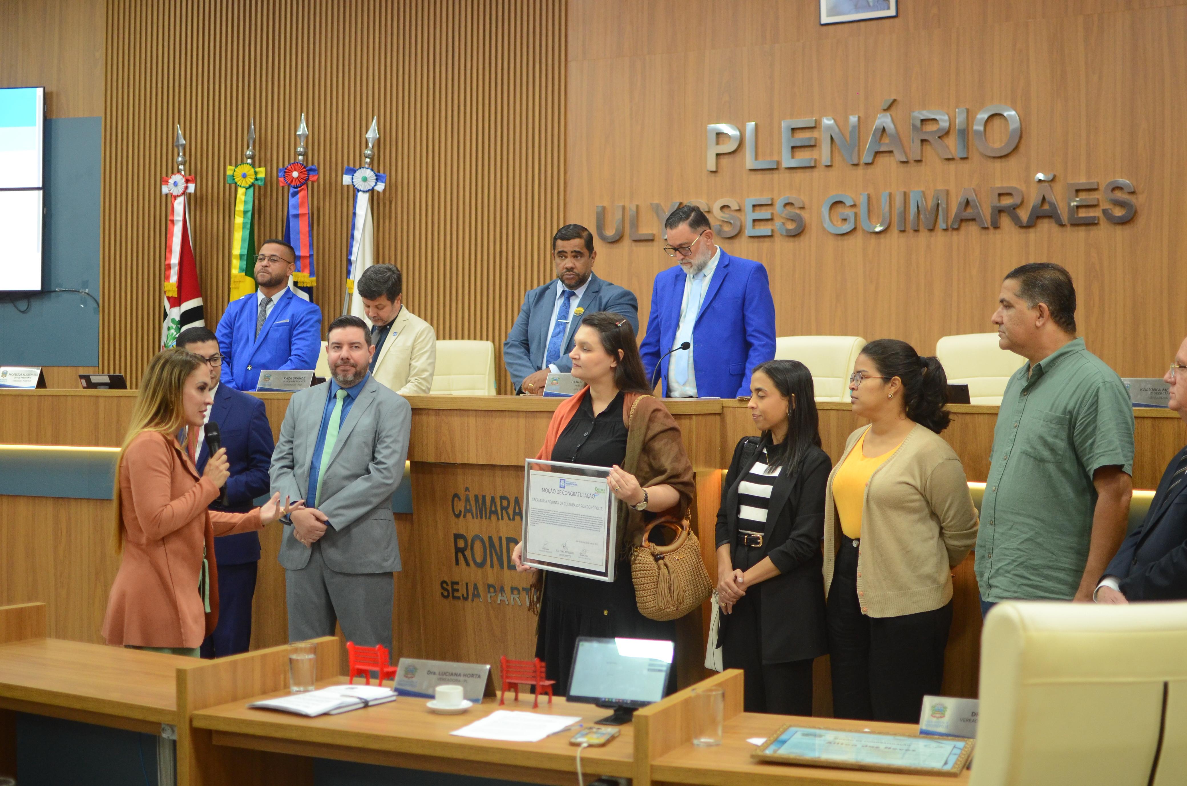 Secretaria Adjunta de Cultura e Juventude recebe honraria na Câmara Municipal de Rondonópolis por atuação no “Celebra Trabalhador”