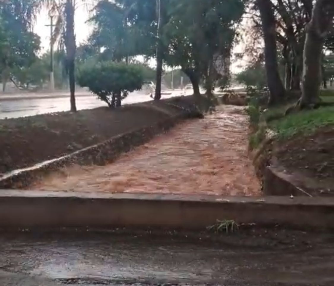 Serviços executados pela Prefeitura e Defesa Civil minimizam impactos da chuva forte em Rondonópolis