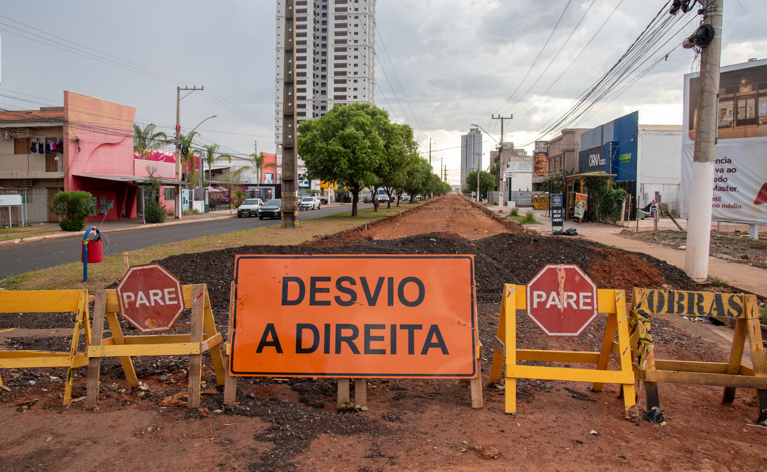 Prefeitura investe na melhoria estrutural do pavimento na Av. Júlio Campos