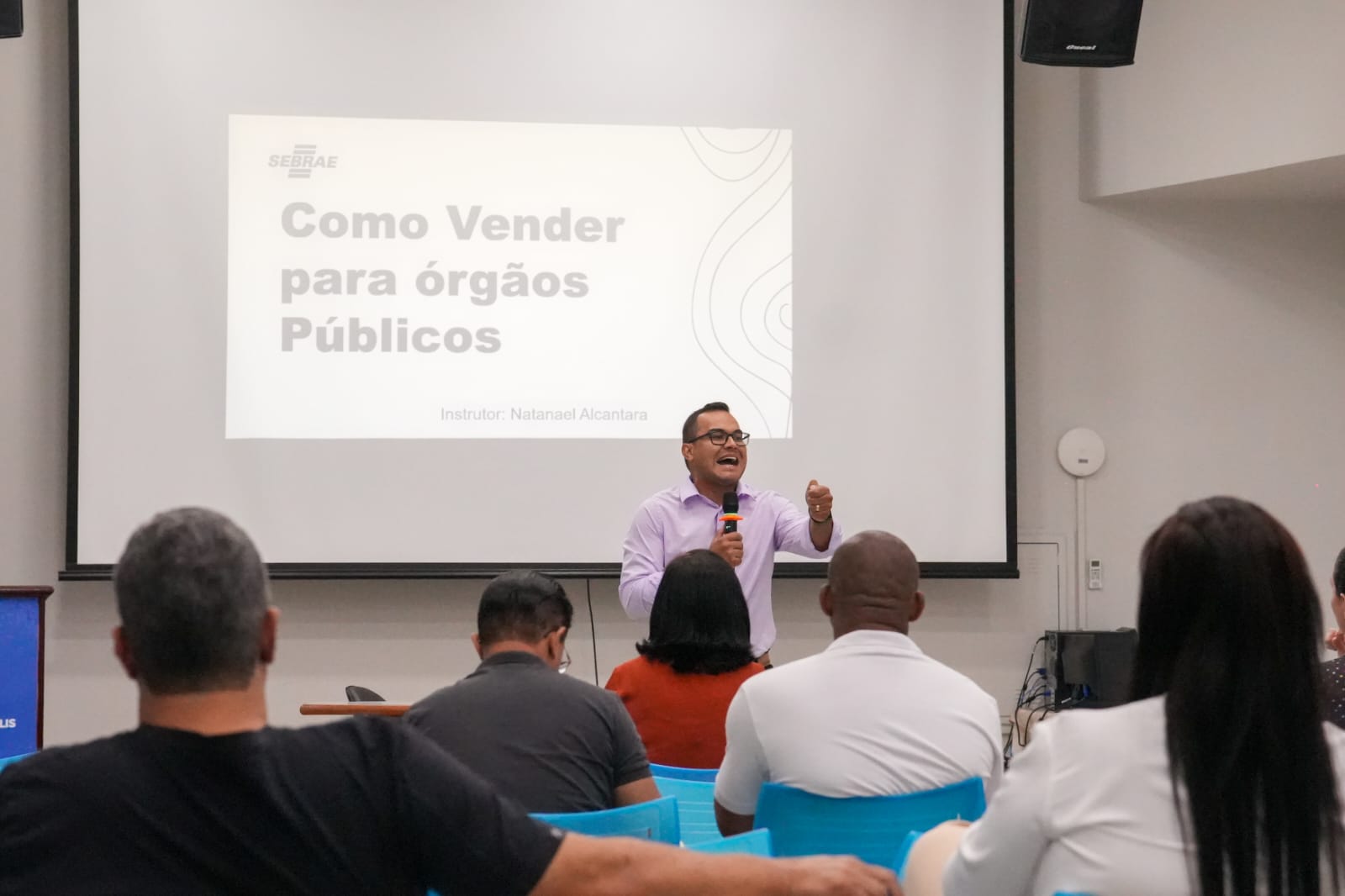 Prefeitura e Sebrae orientam empreendedores sobre participação em compras públicas