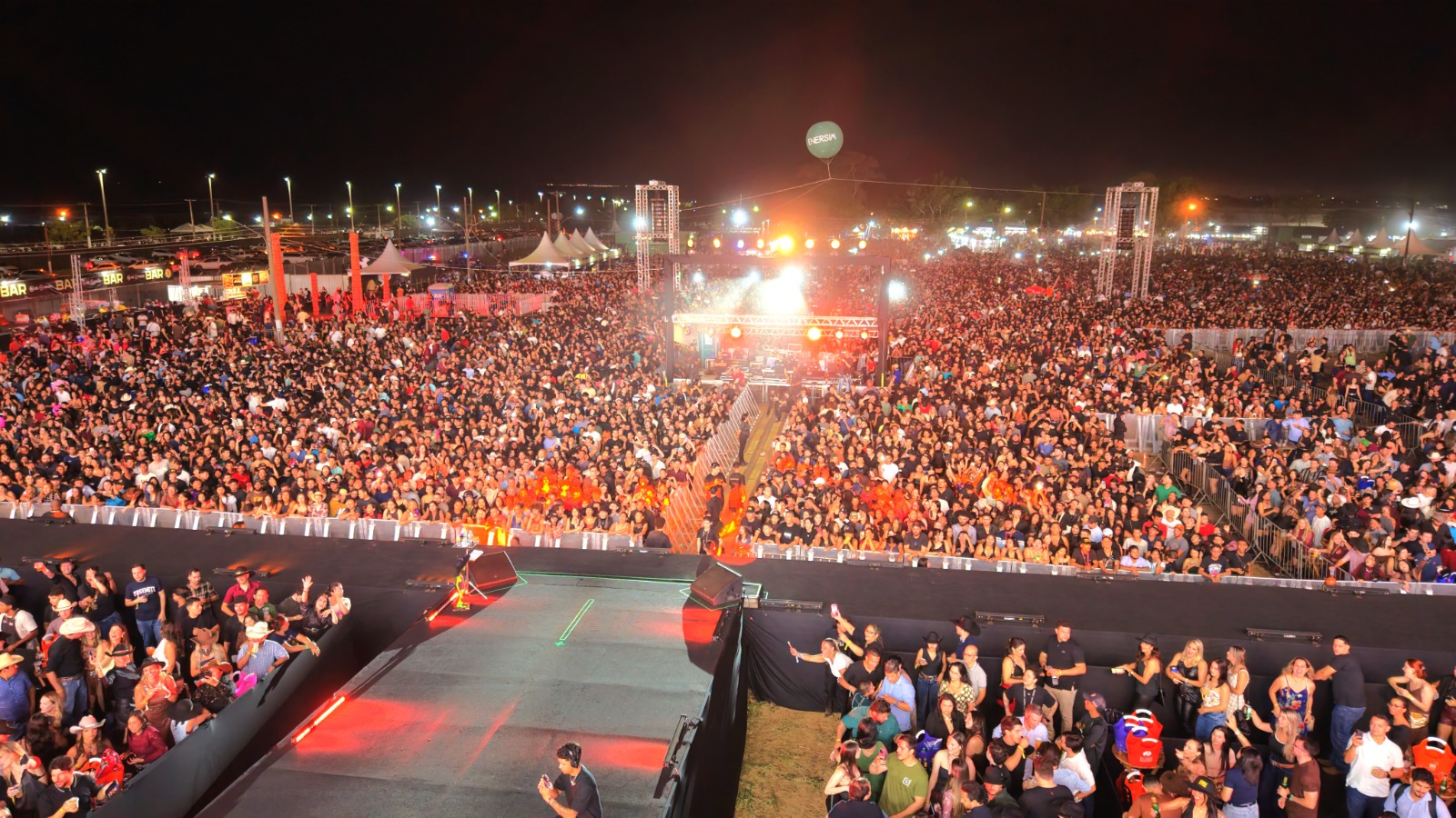 Abertura do rodeio e shows nacionais lotam o terceiro dia da Exposul