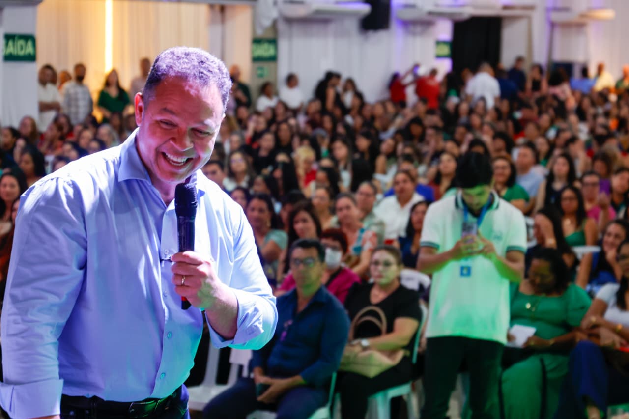 Em aula inaugural, prefeito anuncia reajuste salarial extra e também 14º salário a professores