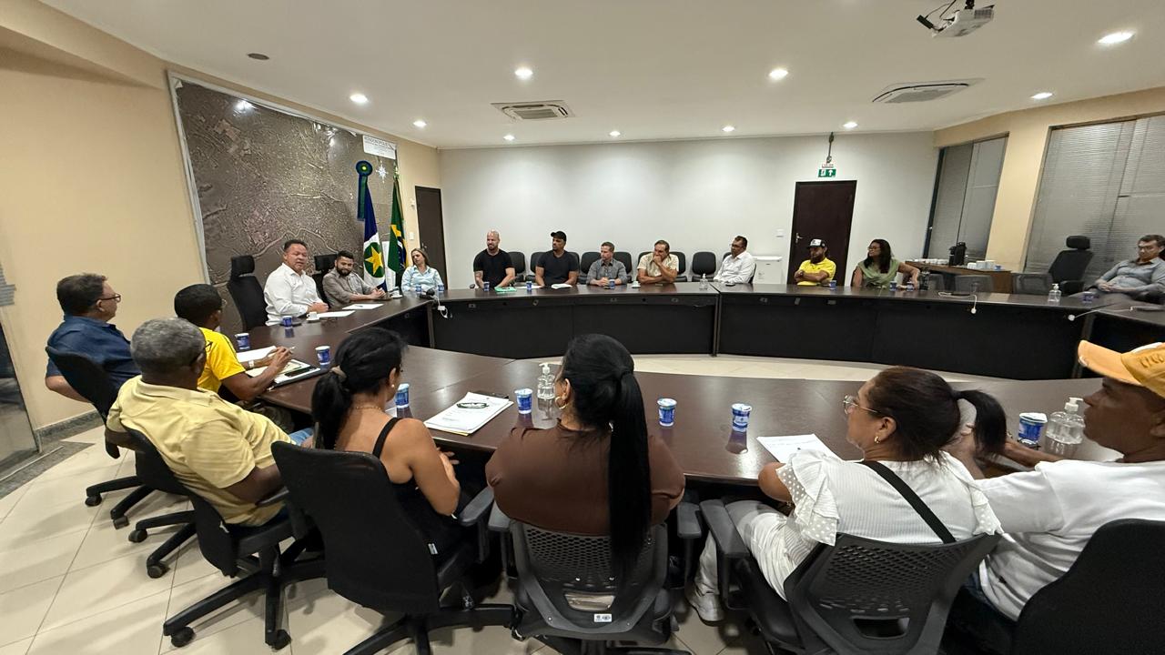 Prefeito recebe lideranças de diversos bairros para ouvir demandas