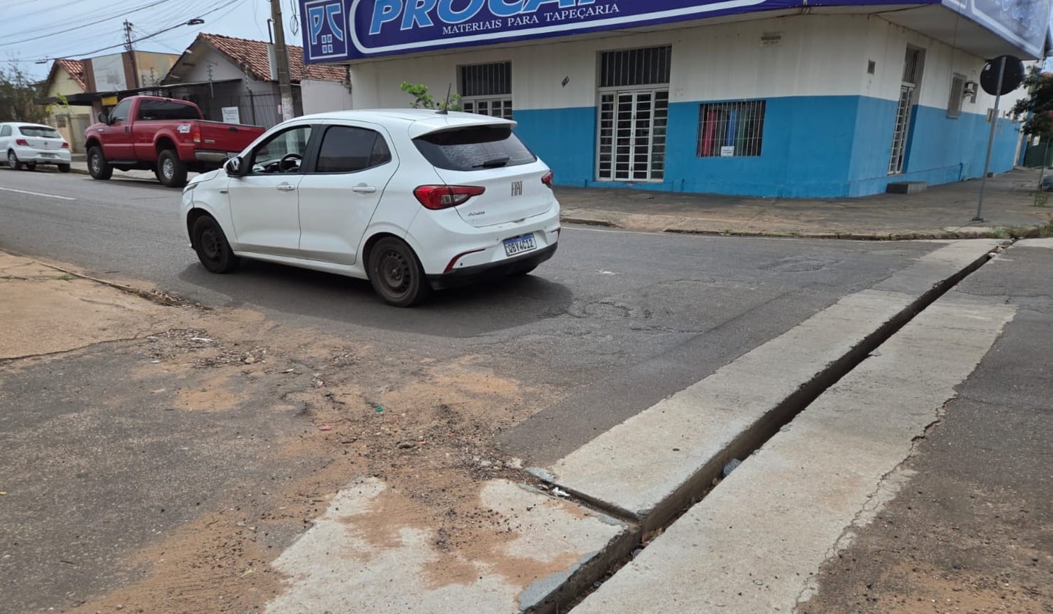 Município de Rondonópolis atua na reconstrução de canaletas para melhorar trafegabilidade