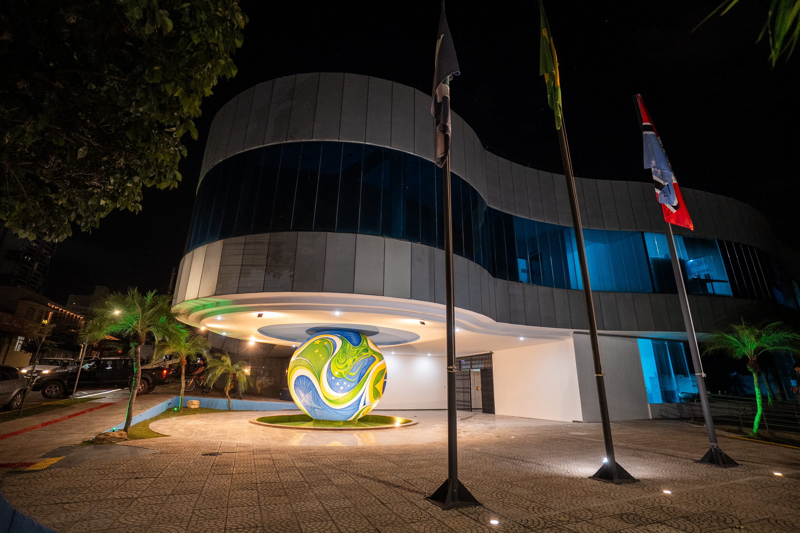 Prefeitura de Rondonópolis decora espaços do paço para a Copa do Mundo; Bola gigante é atração