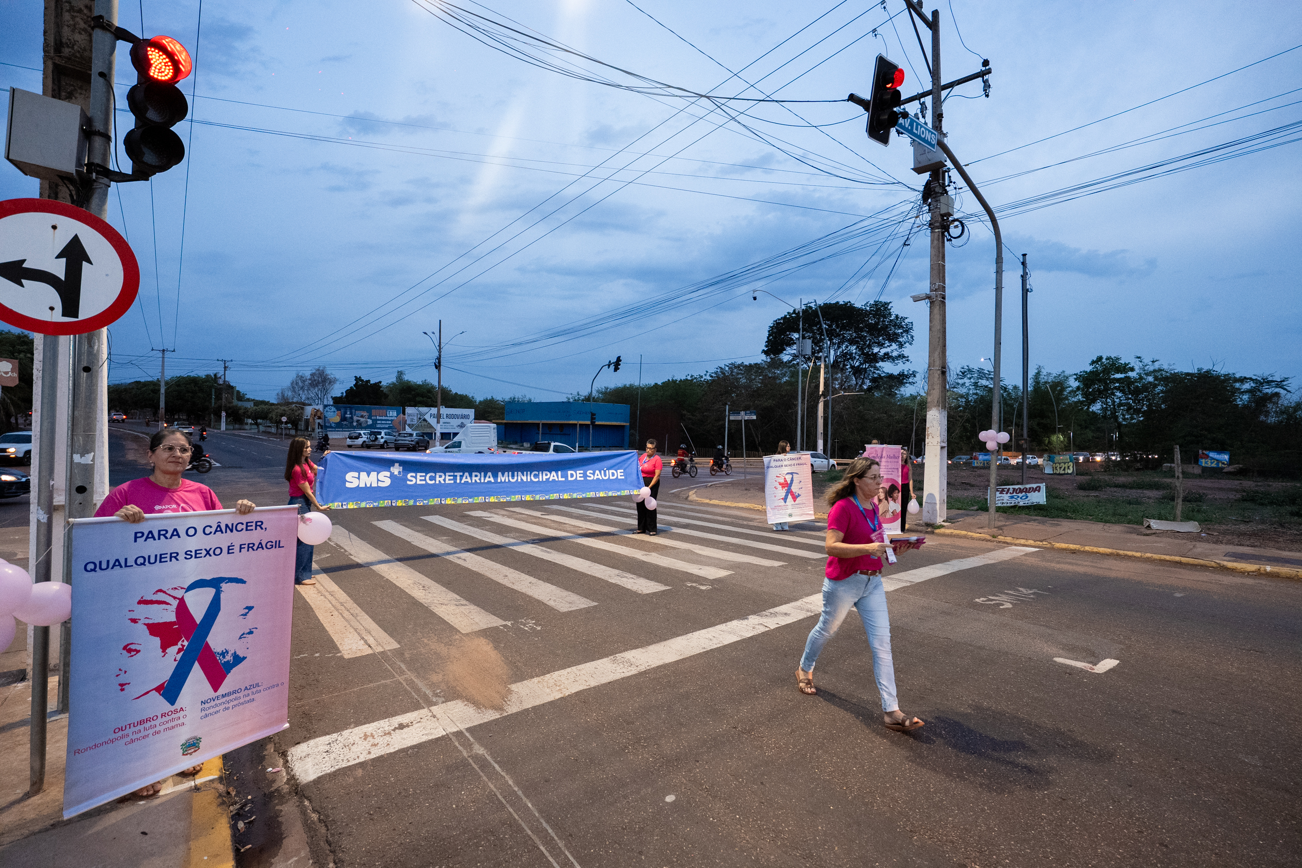 Pit stop leva conscientização contra câncer de mama e de colo do útero para semáforo