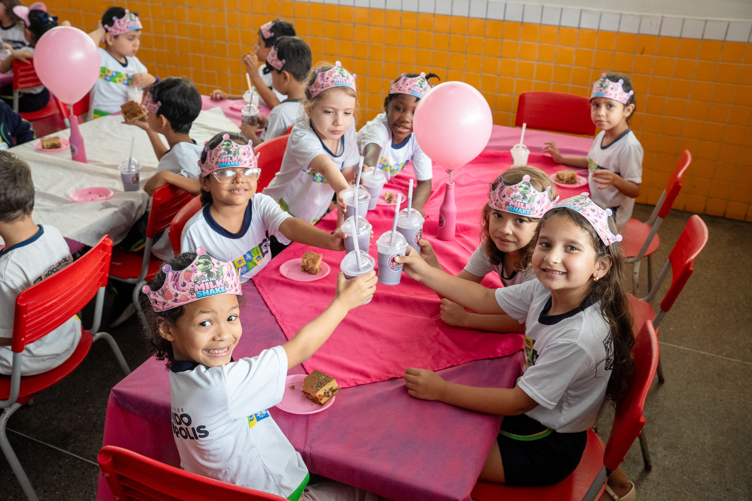 Crianças da rede municipal aproveitam uma merenda diferente com o Dia do Milk Shake