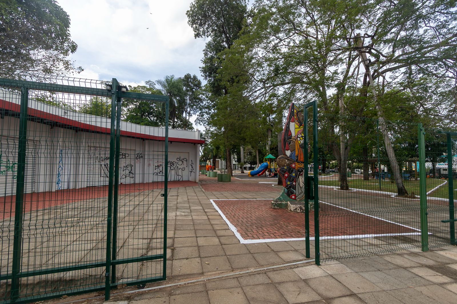 Prefeito determina retirada do cercamento das praças e dispara: “decisão equivocada”